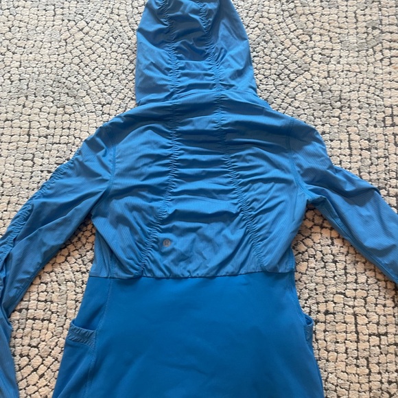 Lululemon jacket . - Picture 6 of 8
